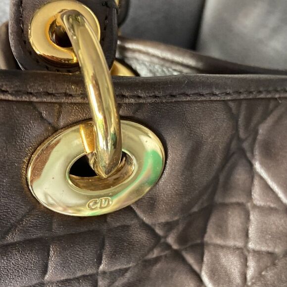 Elegant Brown Quilted Handbag - Picture 3 of 15